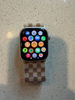 Apple Watch Series 8. 41mm size